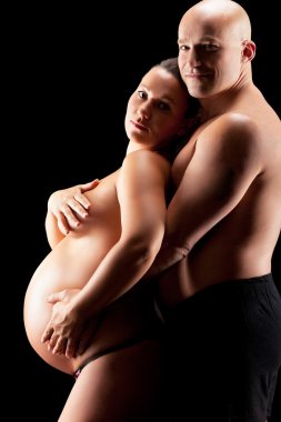 Kocasıyla çıplak hamile bir kadın.